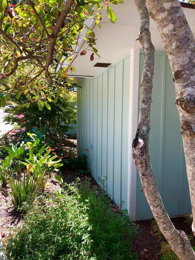 Seafoam Lodge