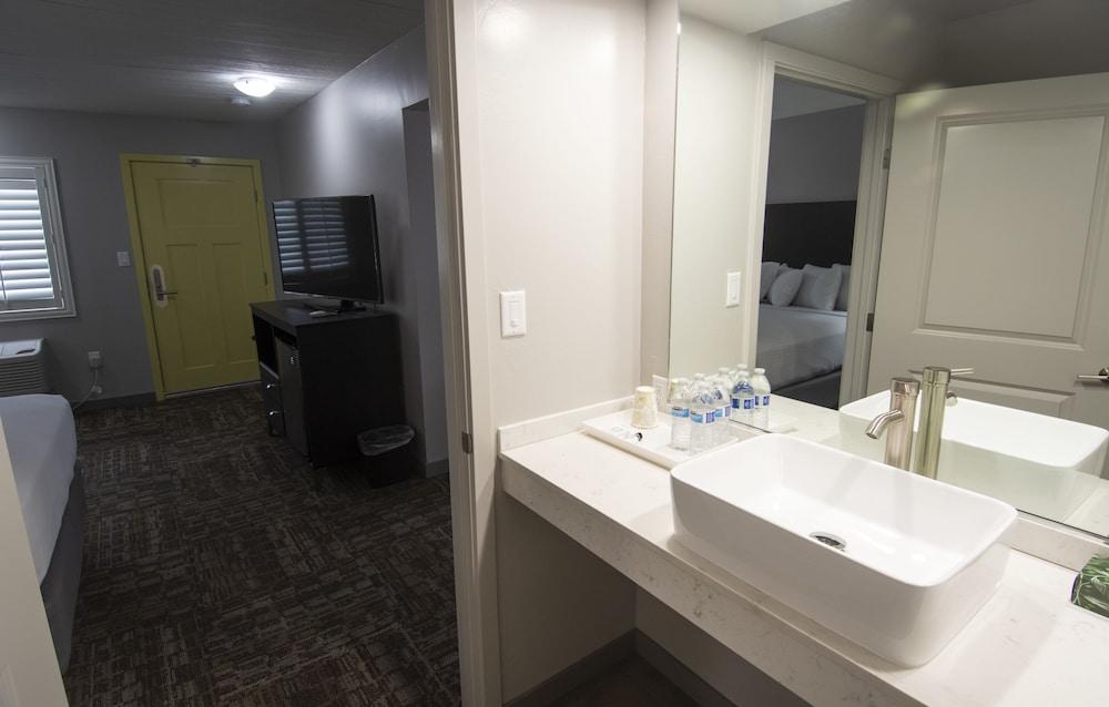 Americana Modern Hotel