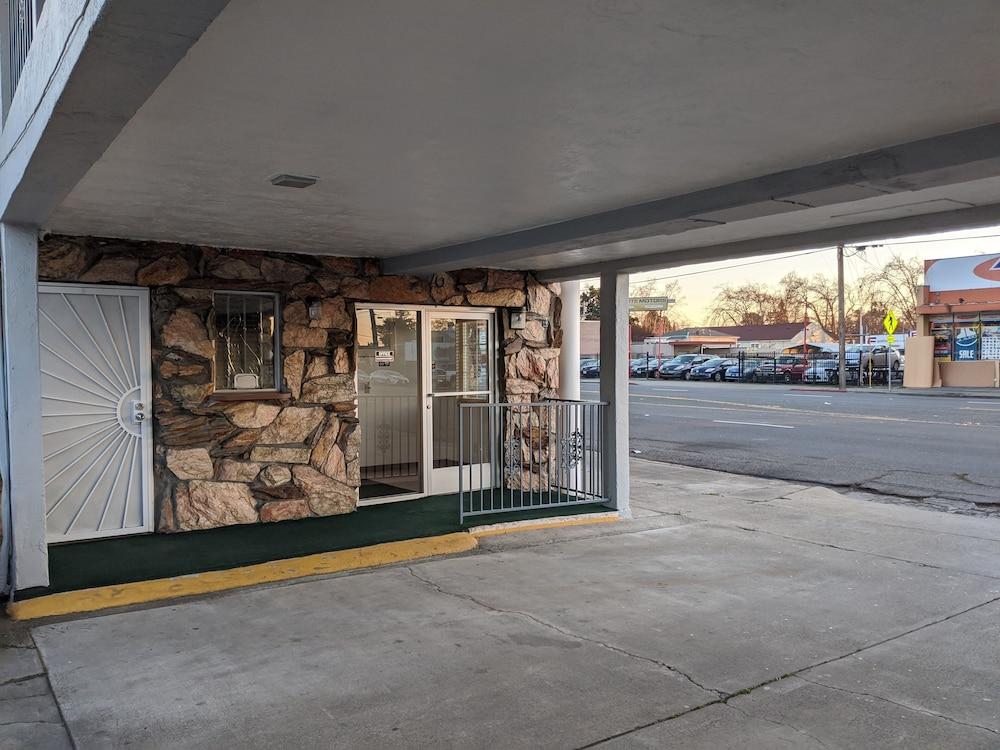Deluxe Inn
