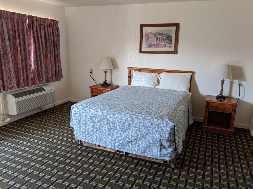 Deluxe Inn