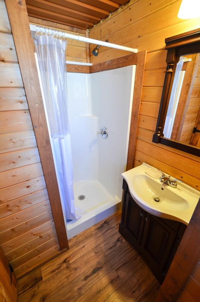 Elite Cabins And RV Park
