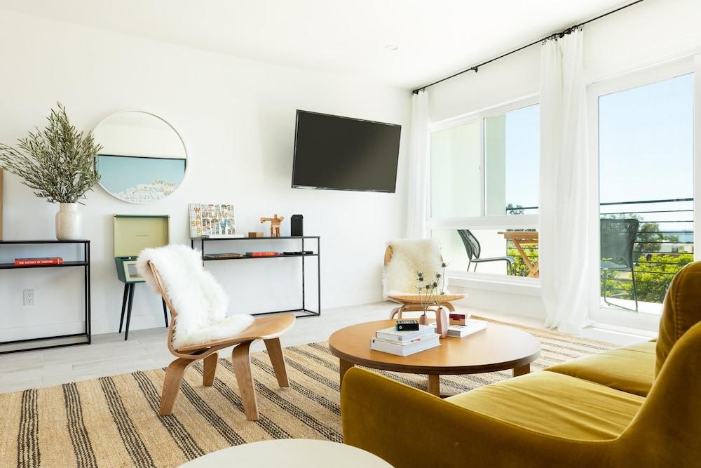 Avalon Buyout 1 by AvantStay