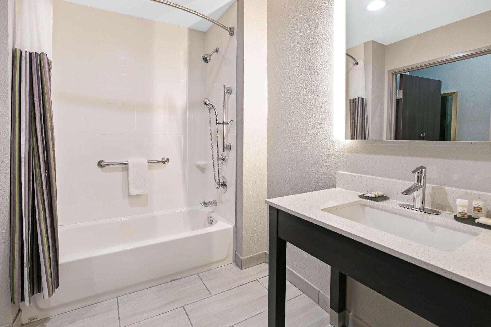 La Quinta Inn & Suites by Wyndham Euless