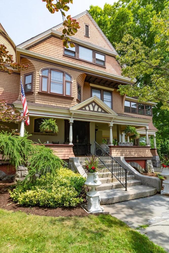 Saratoga Dreams Bed And Breakfast