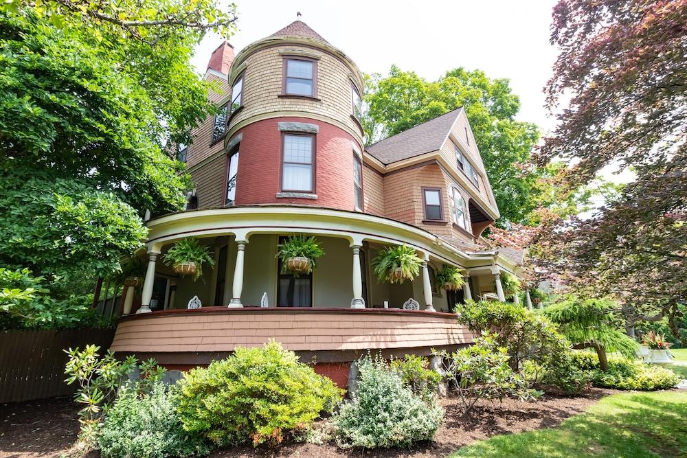 Saratoga Dreams Bed And Breakfast