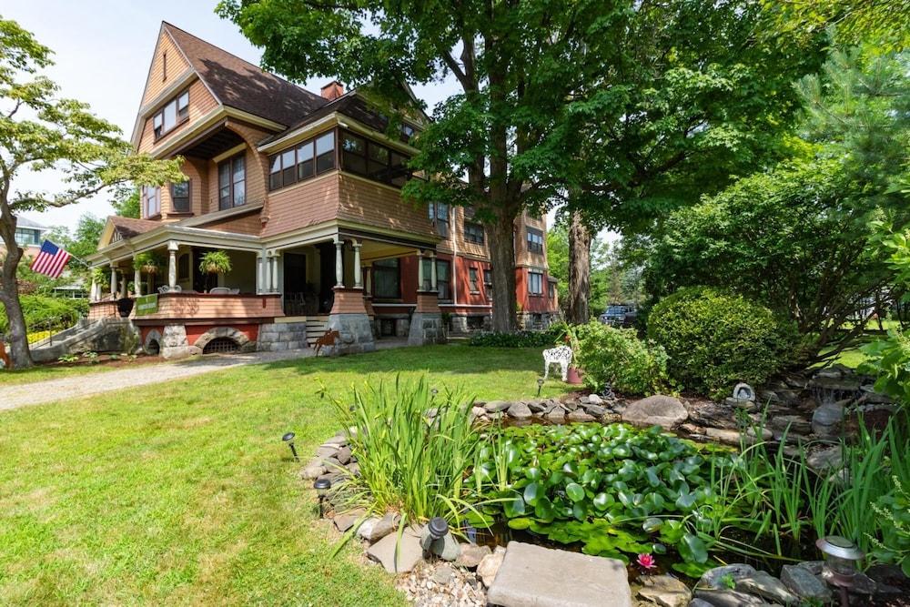 Saratoga Dreams Bed And Breakfast