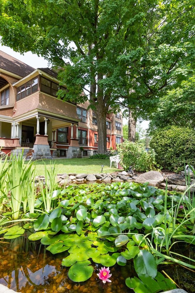 Saratoga Dreams Bed And Breakfast