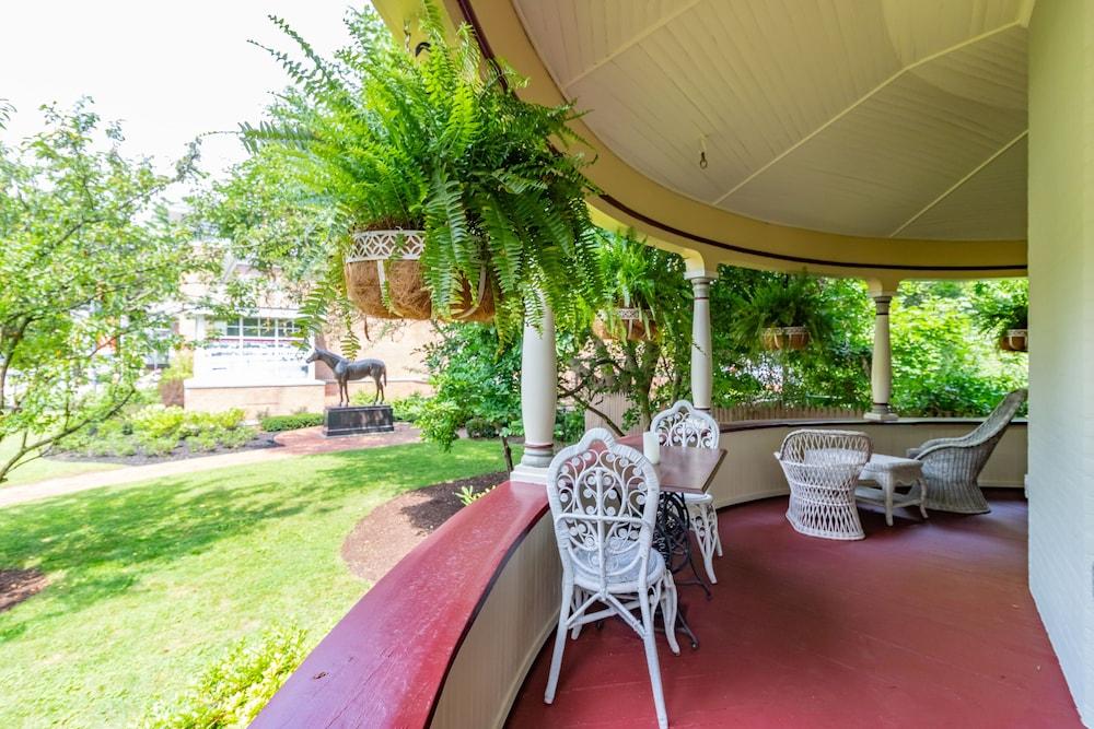 Saratoga Dreams Bed And Breakfast