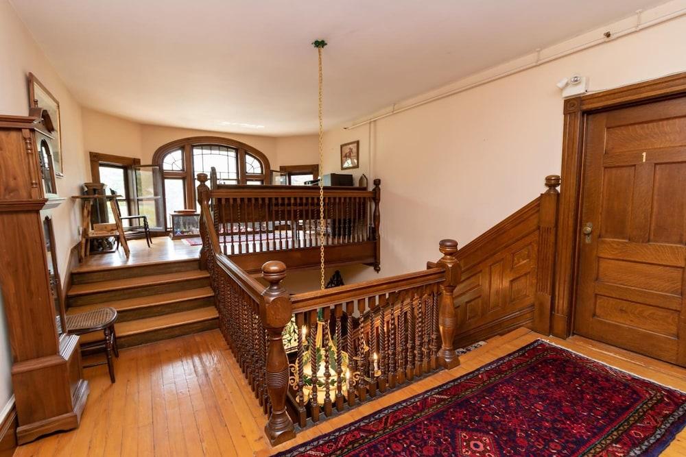 Saratoga Dreams Bed And Breakfast