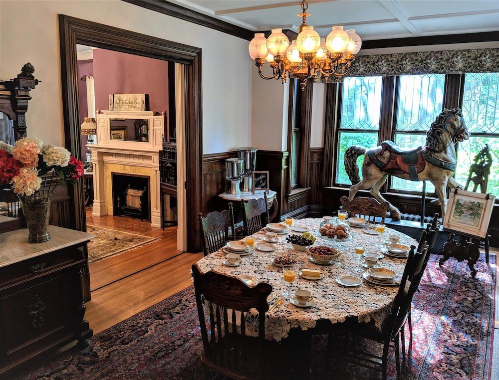 Saratoga Dreams Bed And Breakfast