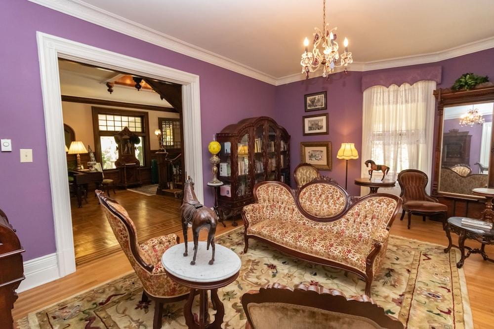 Saratoga Dreams Bed And Breakfast