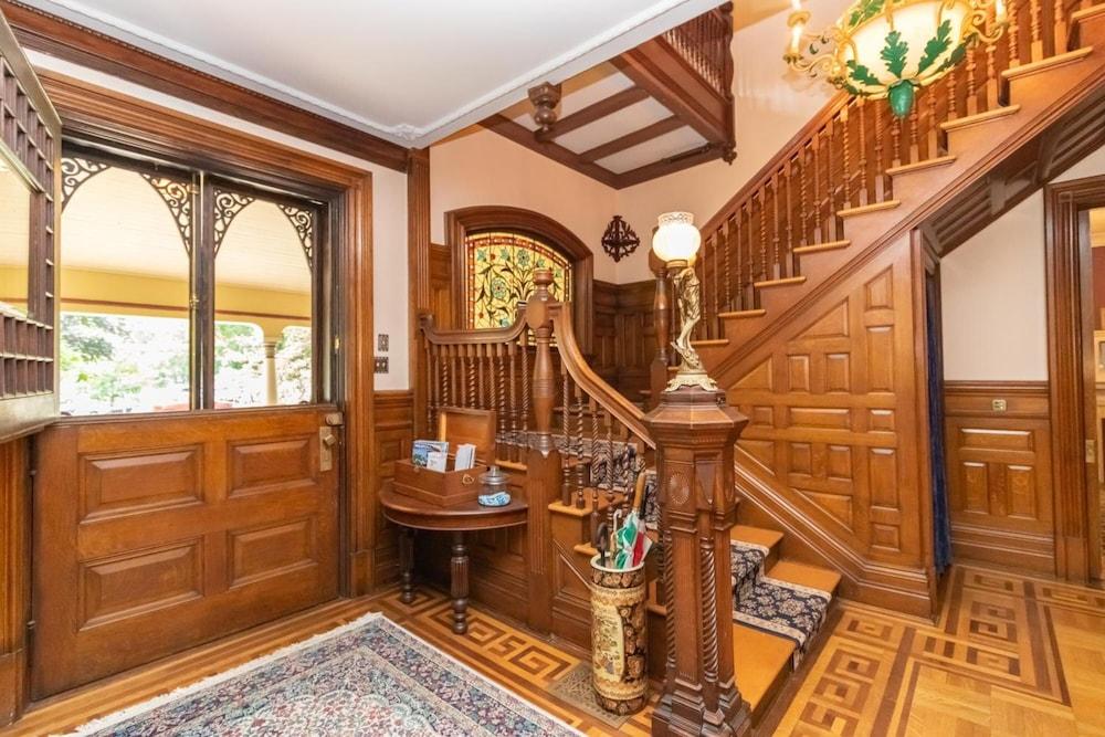 Saratoga Dreams Bed And Breakfast