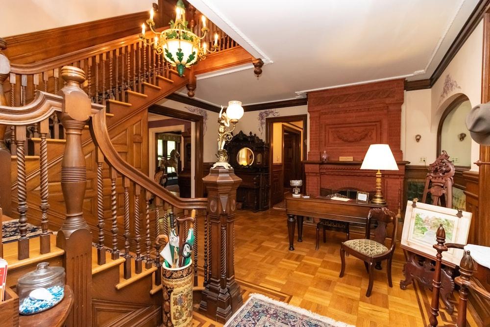 Saratoga Dreams Bed And Breakfast