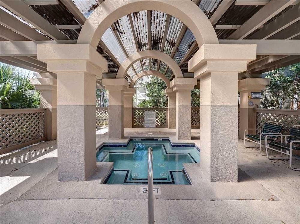 Colonnade Club