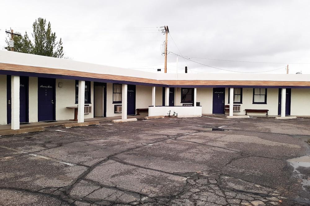 OYO Hotel Rose's Willcox - North Haskell Ave