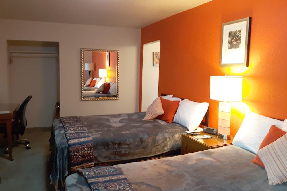 OYO Hotel Rose's Willcox - North Haskell Ave