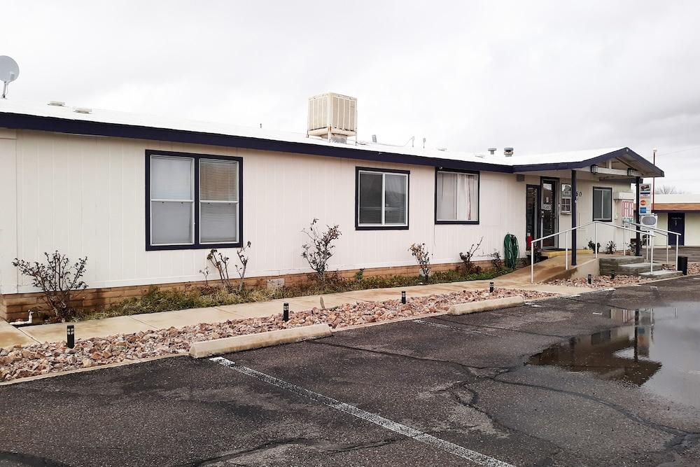 OYO Hotel Rose's Willcox - North Haskell Ave