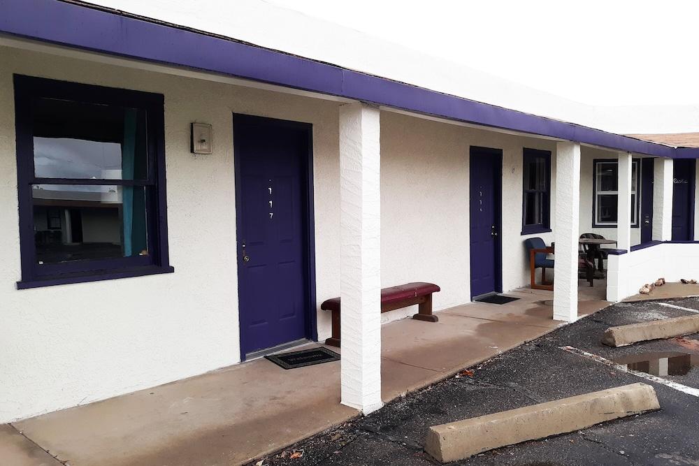 OYO Hotel Rose's Willcox - North Haskell Ave