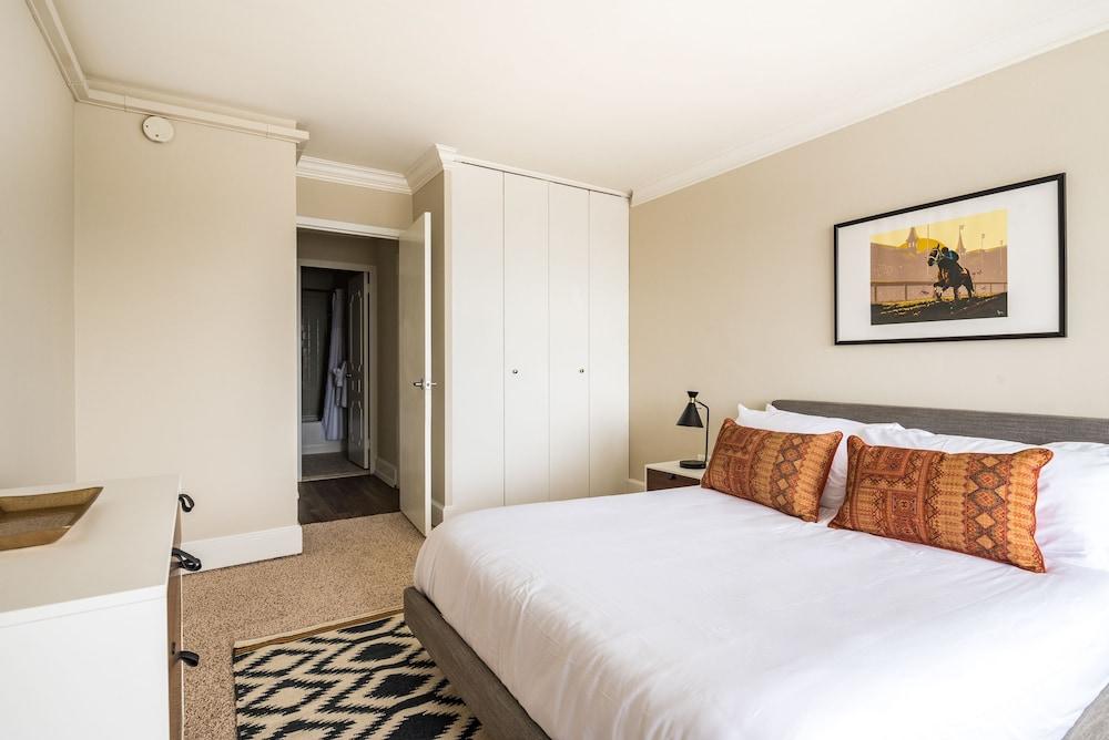 800 Tower City Club Apartments