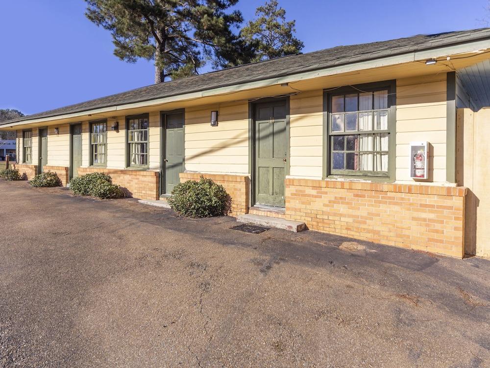 Hotel Brookhaven MS Hwy 51 North by OYO Rooms
