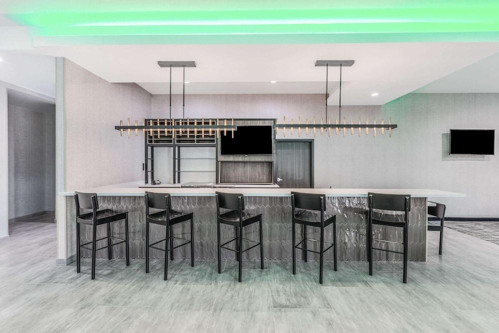 La Quinta Inn & Suites by Wyndham Galveston