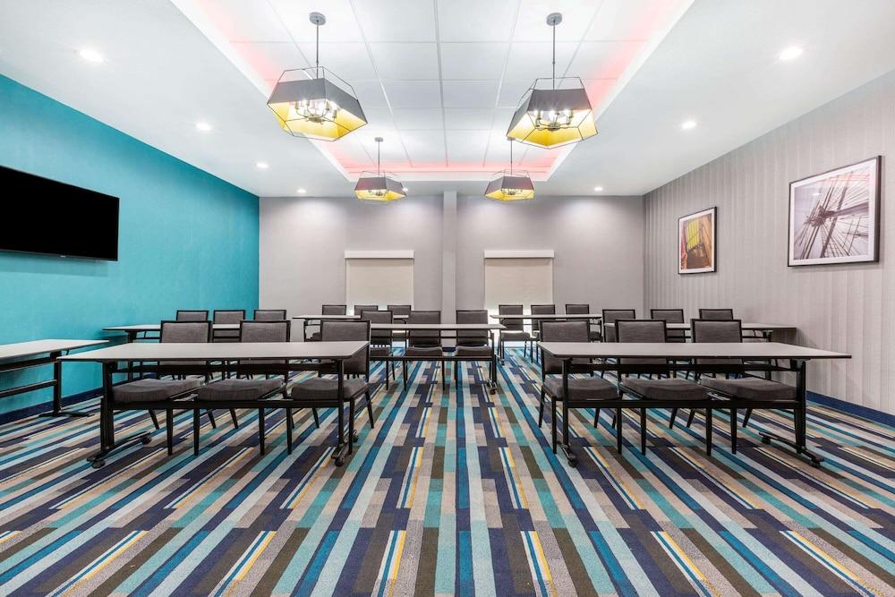 La Quinta Inn & Suites by Wyndham Galveston