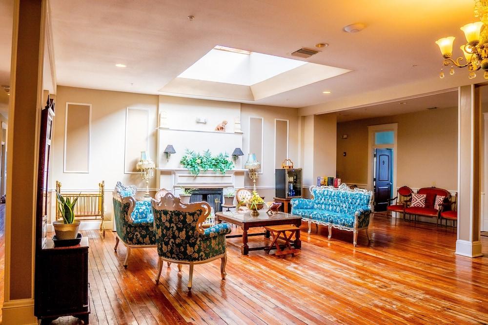 The Oak Park Inn