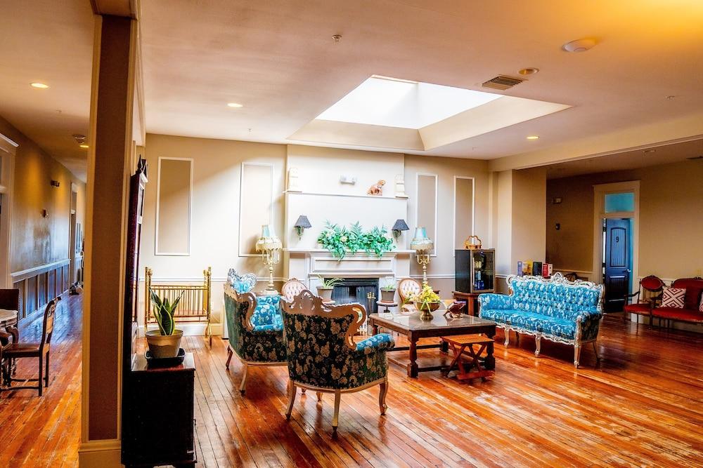 The Oak Park Inn