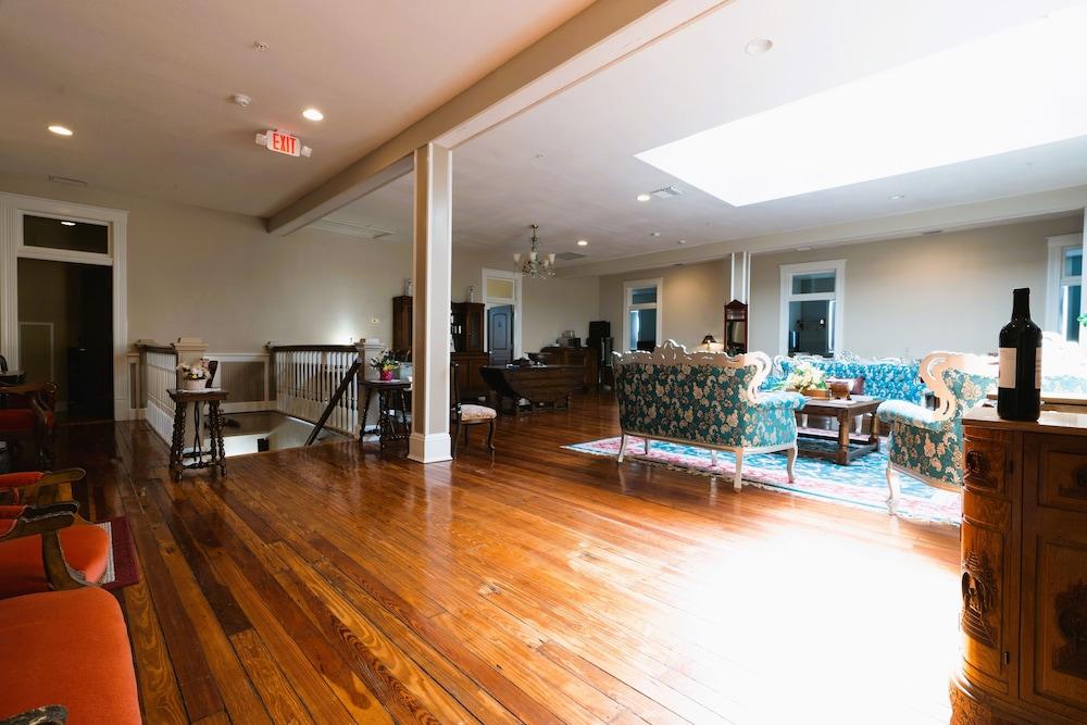 The Oak Park Inn