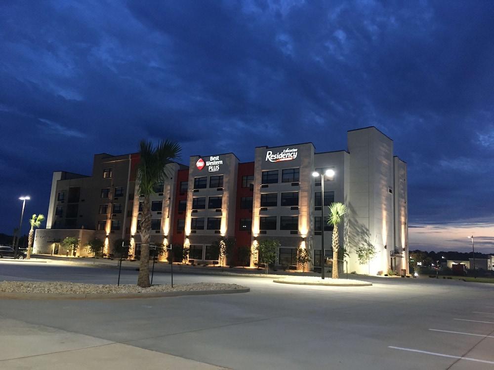 Best Western Plus Executive Residency Rigby's Water World Hotel