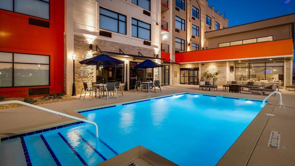 Best Western Plus Executive Residency Rigby's Water World Hotel