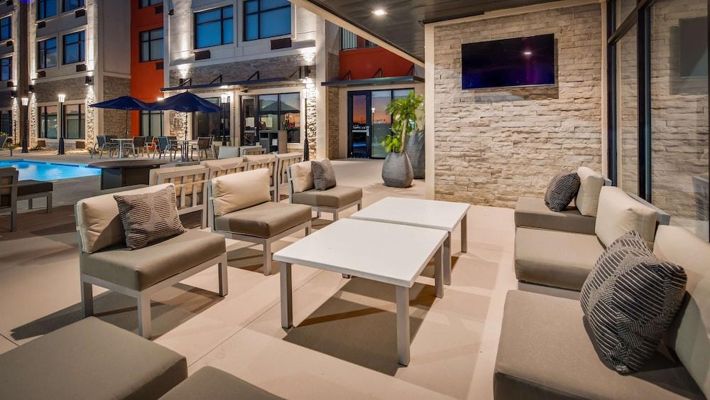 Best Western Plus Executive Residency Rigby's Water World Hotel