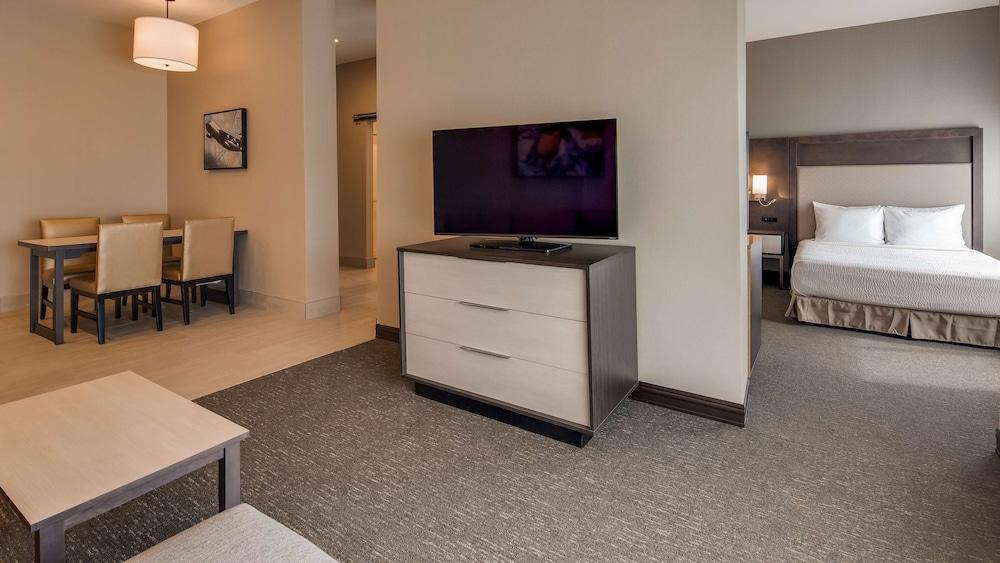 Best Western Plus Executive Residency Rigby's Water World Hotel