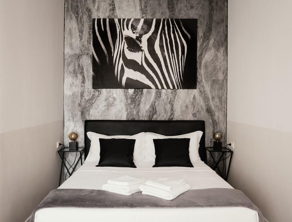 Deluxe Central Apartment