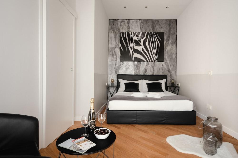 Deluxe Central Apartment