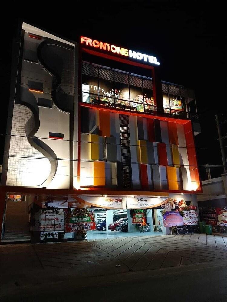 Front One Hotel