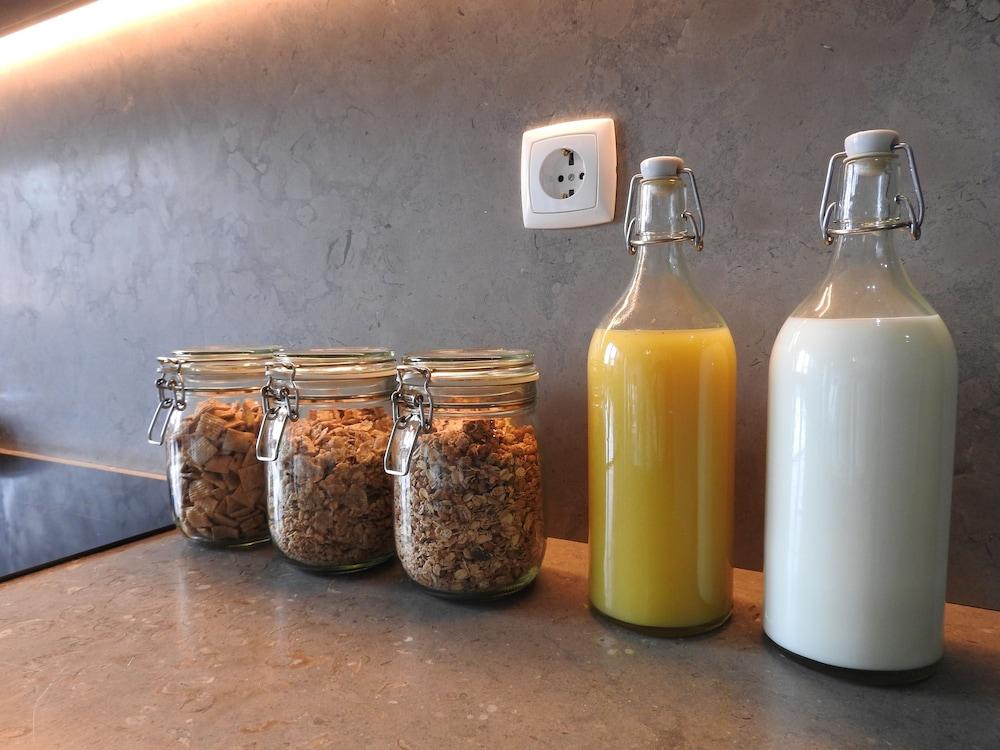 Bed and Breakfast Lisbon Airport Hostel