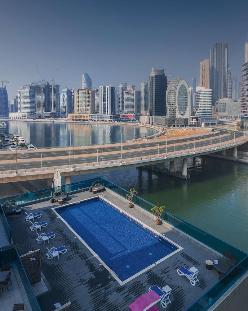 Radisson Blu Hotel, Dubai Canal View