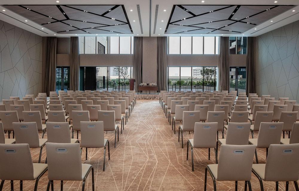DoubleTree by Hilton Dubai M square Hotel & Residences