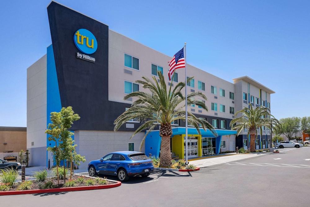 Tru by Hilton Lathrop