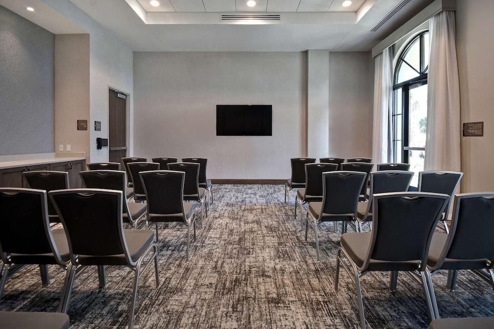 Homewood Suites by Hilton Orlando at Flamingo Crossings Town Center