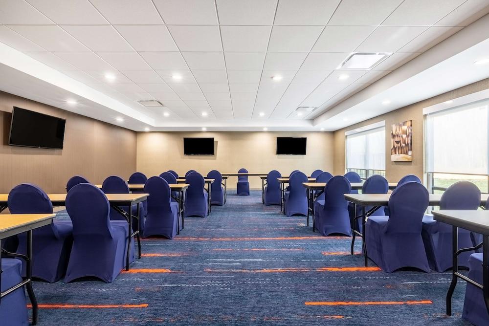 Hampton Inn & Suites Benton Harbor