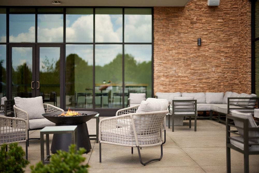 Hilton Garden Inn Grapevine at Silverlake Crossings