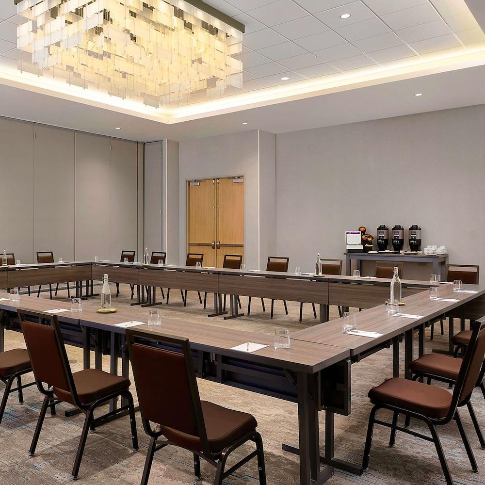 Hilton Garden Inn Grapevine at Silverlake Crossings