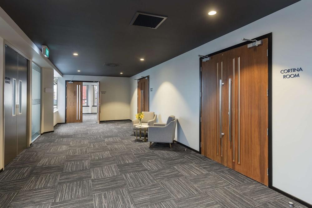 Oaks Wellington Hotel