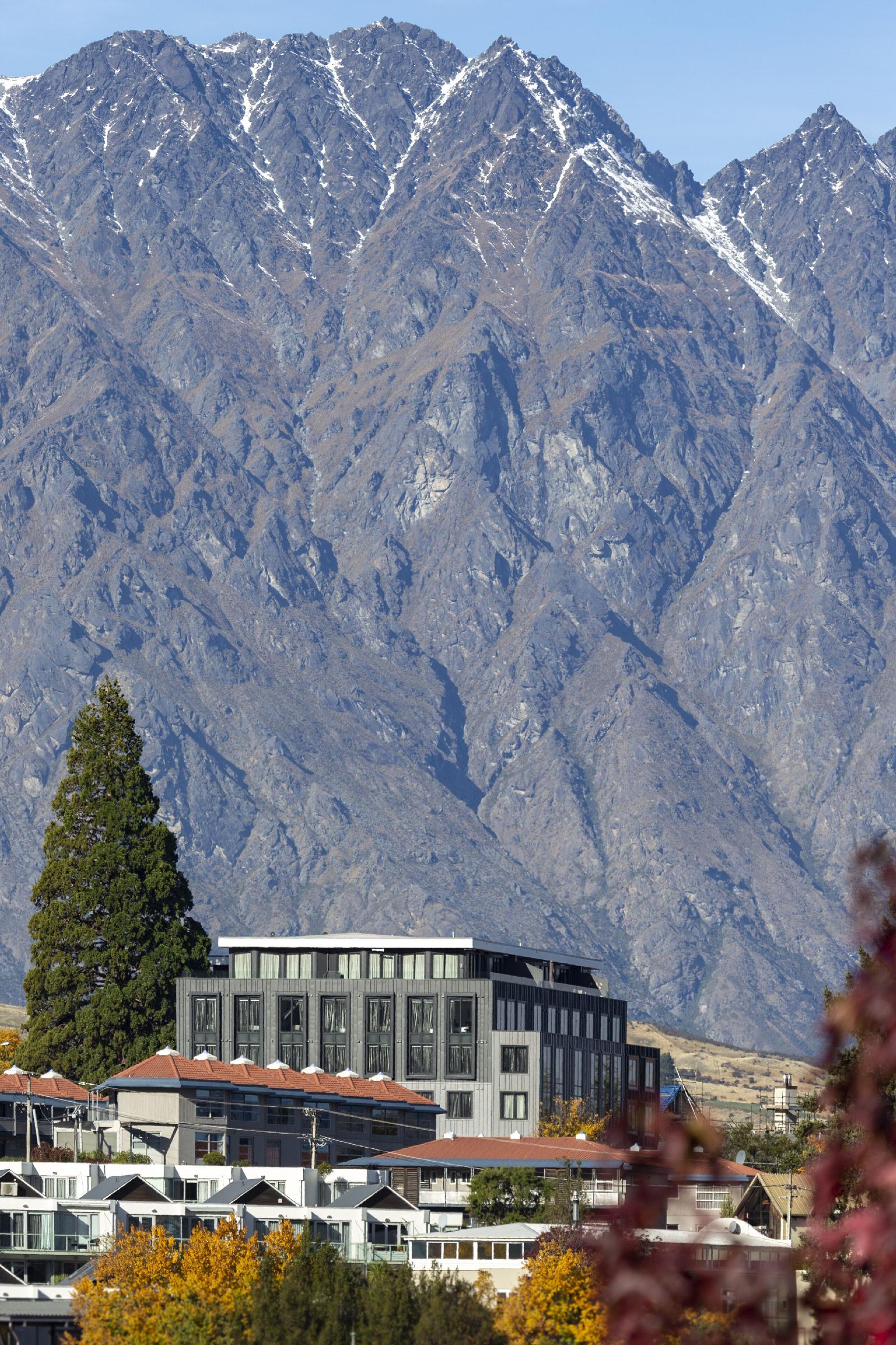 Ramada Suites By Wyndham Queenstown Central
