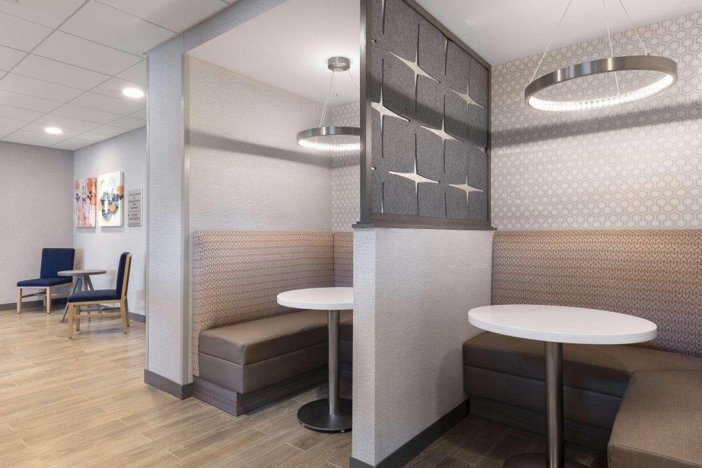 Hampton Inn & Suites St. Charles Old Town Area