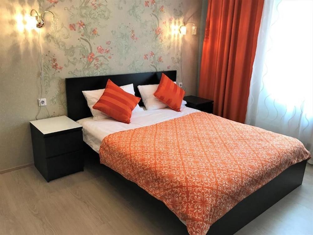 Hotel Crocus Star