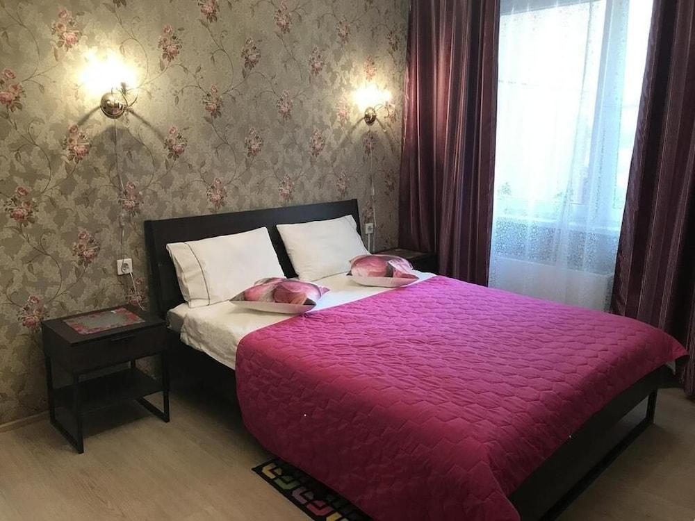 Hotel Crocus Star