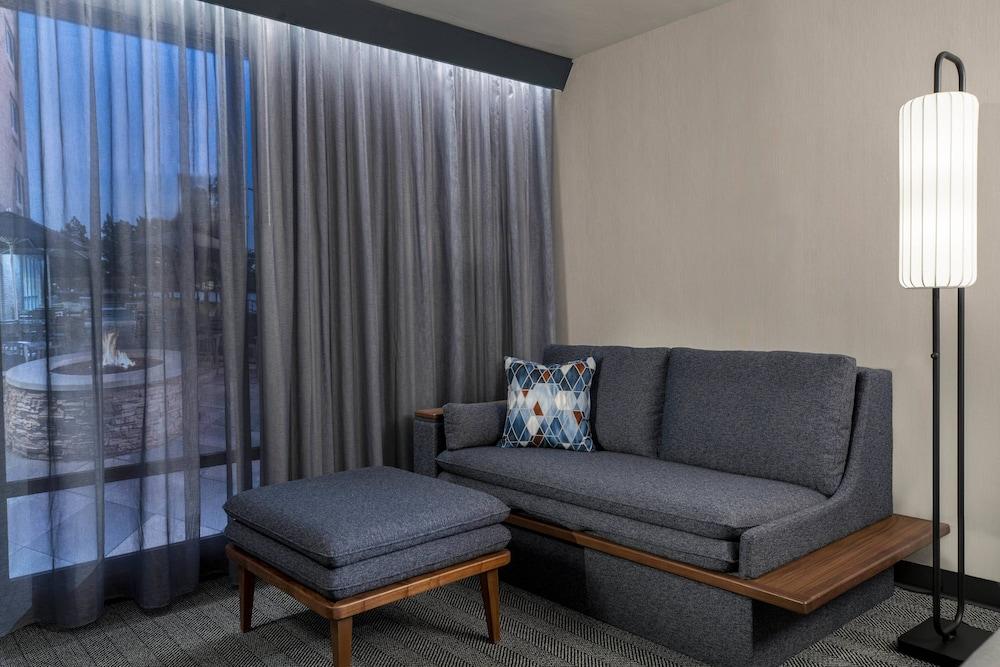 Courtyard by Marriott Memphis East/Galleria